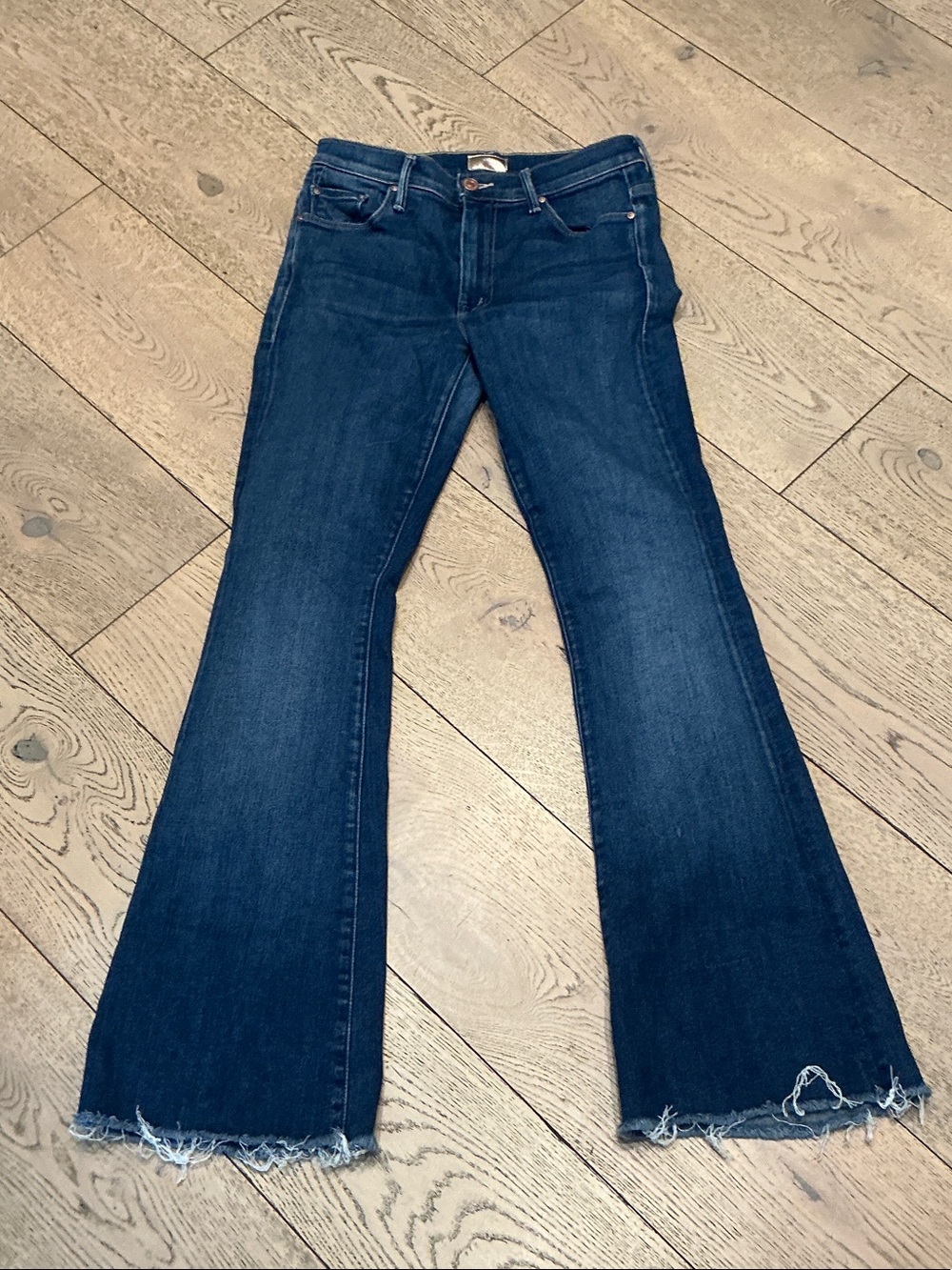 Woman’s The Weekender Fray dark wash jeans. Size 27. Raw edge hem. Like new!
